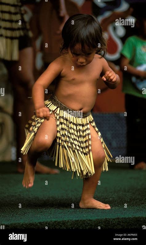 Maori dance by children hi-res stock photography and images - Alamy