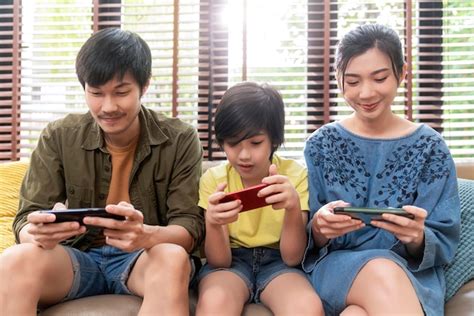 Семейное качество timeasian родитель и сын сидят, отдыхают, играя в ...