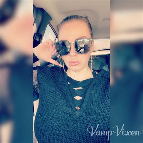 Big titties incognito! : r/vampirevixen