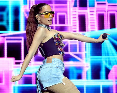 En croptop y mini falda, Anitta enseñó su lado más sensual en redes
