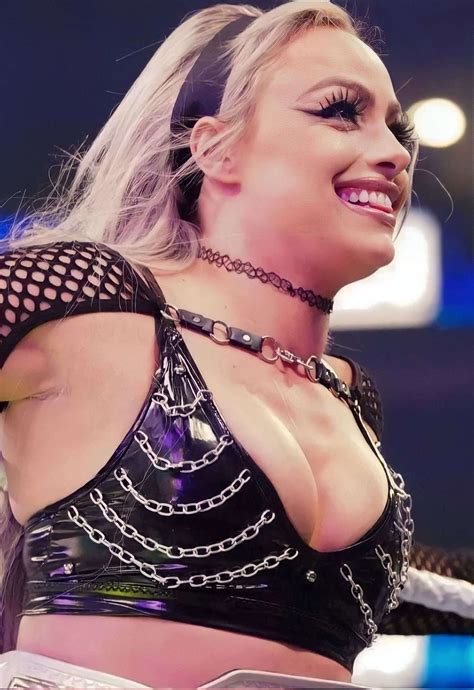 Liv morgan 😈😈 love that choker on her neck so sexy and gotta love that