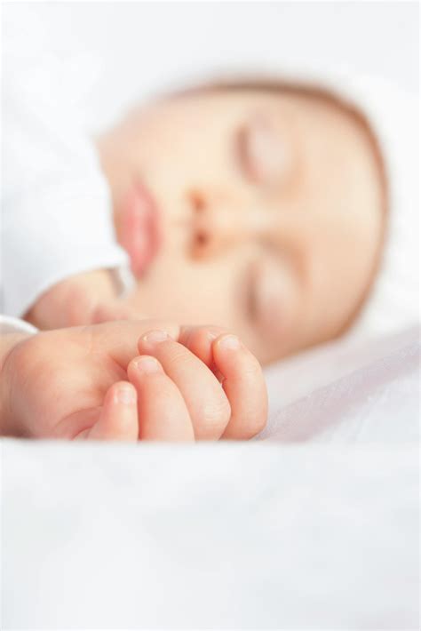 Baby, Das Auf Weißem Textil Liegt · Kostenloses Stock-Foto