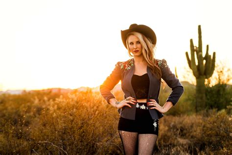 3200x2136 / cowgirl, blonde, cactus, tommy ash, hat - Coolwallpapers.me!