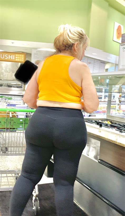 OC~ I DIDNT KNOW MILFS LIKE THESE STILL EXIST? Leggings were struggling