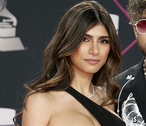 Mia Khalifa desbordó sus encantos en bikini de triangulitos de la marca
