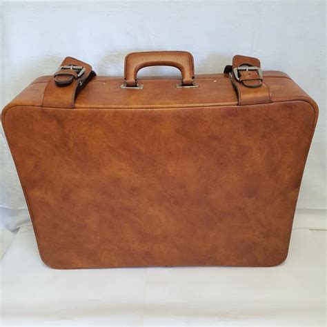valise vintage en cuir marron clair label emmaues