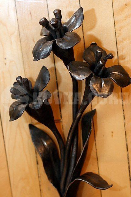 Metal flowers, Metal art projects, Iron art