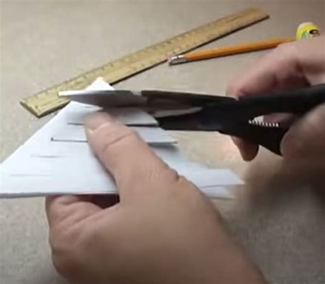 Woman makes 5 cuts and takes ordinary paper snowflakes to gorgeous new ...