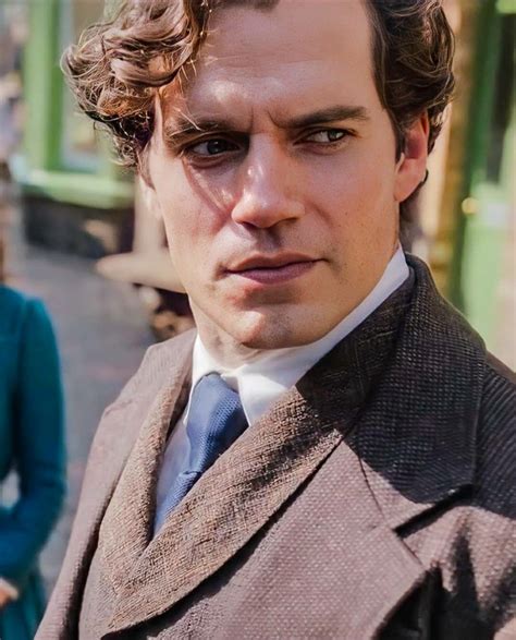 Henry Cavill desmente rumor de filme solo como Sherlock Holmes
