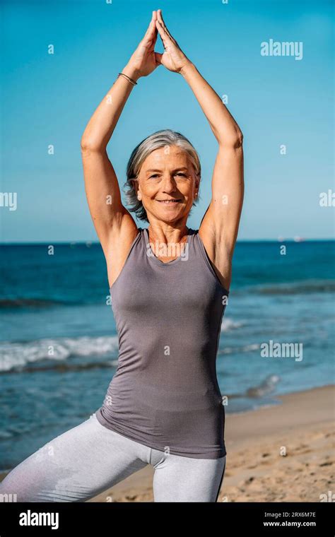 Mature woman yoga beach hi-res stock photography and images - Alamy