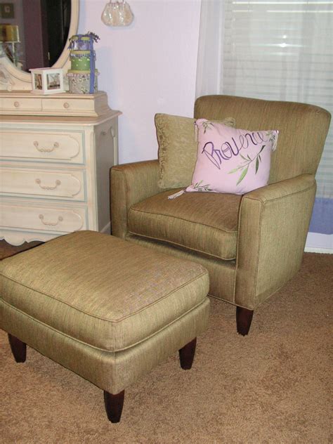 10+ Reading Chairs For Bedrooms – HomeDecorish