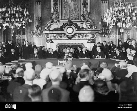 Signing of the Kellogg-Briand Pact, 1928 Stock Photo - Alamy