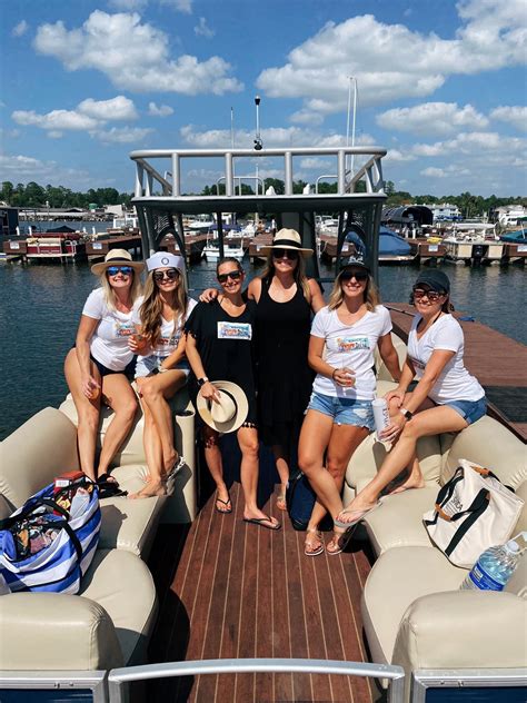 Boat Milfs, pm open | Scrolller
