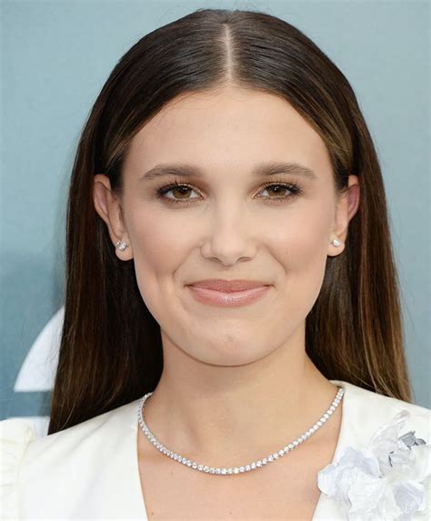 Millie Bobby Brown affiche la coiffure culte des années 90 sur ...