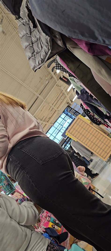 MILF with a BiG BuTT - Tight Jeans - Forum