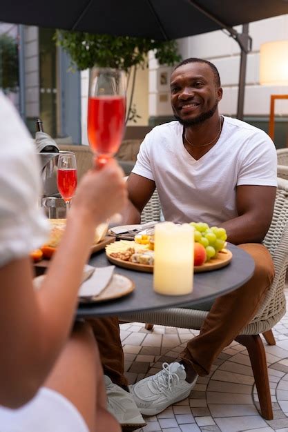 photo side view friends enyoing  dinner party