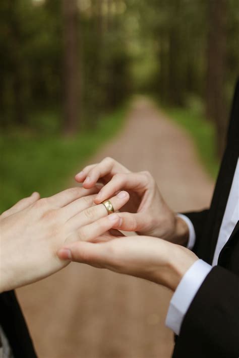 significance   wedding ring finger  germany  panaprium