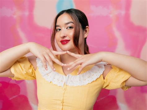 kejutan     base perkenalkan produk bibir brand ambassador