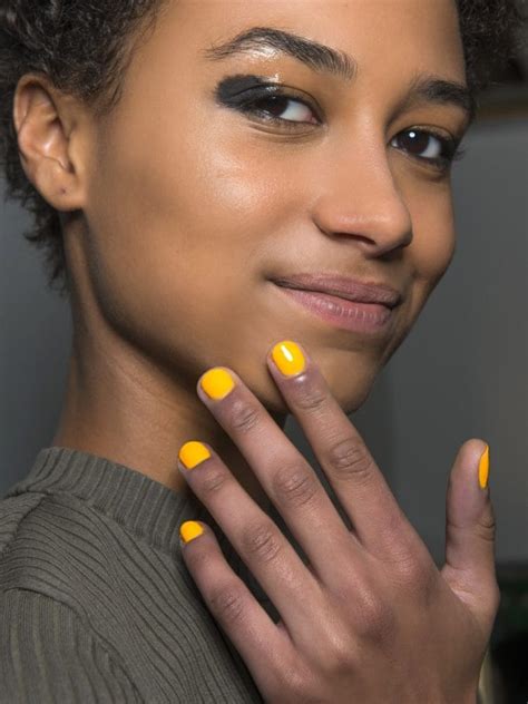 Colore semipermanente per unghie corte: idee e sfumature - The Wom Beauty