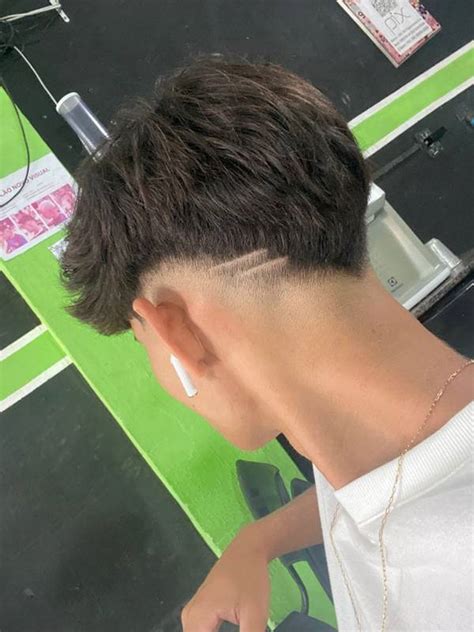 Low Fade Em V Com Risco Cabelo Liso