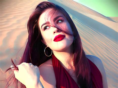 Sarah R Jay - The Sun Within Truly Mirrors My Personal Struggles (UAE