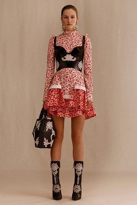 Alexander McQueen, коллекция resort 2019 | Buro 24/7 | Runway fashion ...