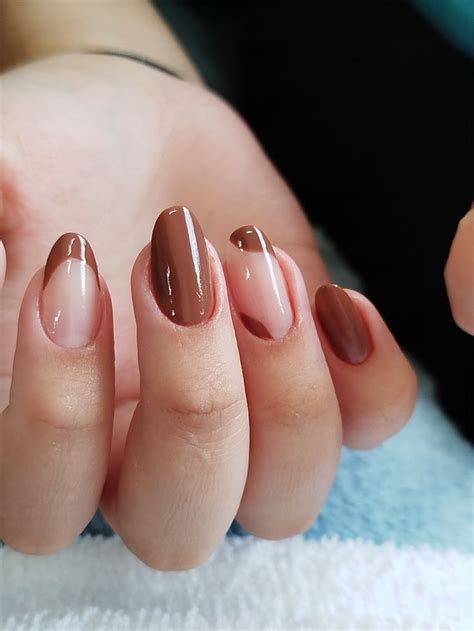 Unha Em Gel Minimalista - Esmaltação em gel minimalista | Unha amendoada curtas marrom, Banho de ...
