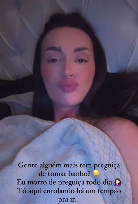 Ex-panicat Juju Salimeni revela ter preguiça de tomar banho