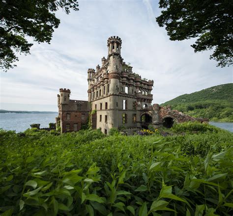 Strange sight just upriver from NYC [OC][3000x2791] : r/AbandonedPorn