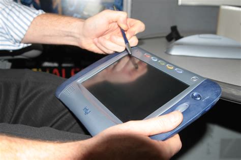 Intel Web Tablet: Intel chtěl brouzdat internetem v tabletu už na ...