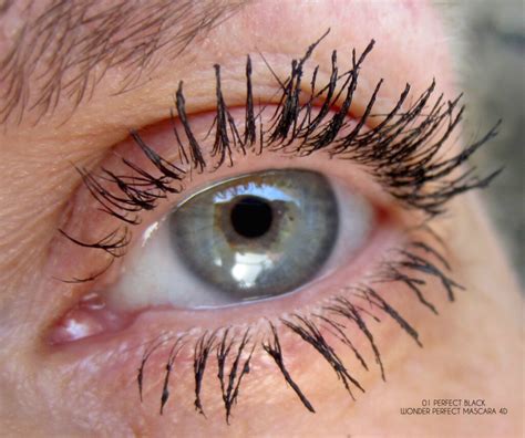 Clarins Wonder Perfect Mascara 4D swatch | ommorphia beauty bar
