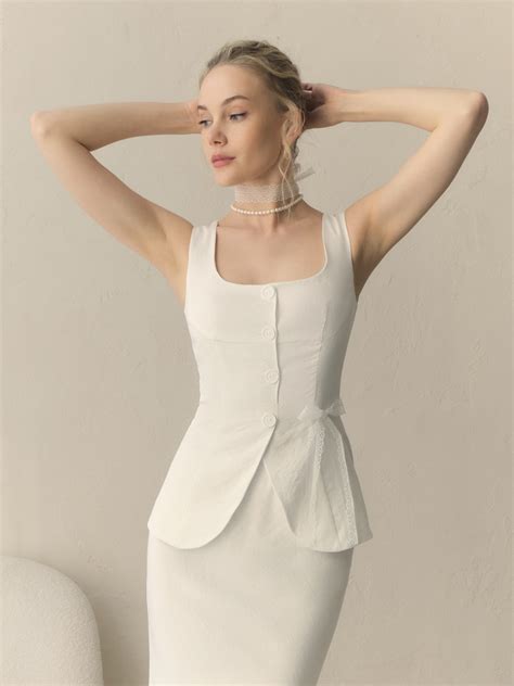 Жилет с круглым вырезом и пуговицами в тон :: LICHI - Online fashion store