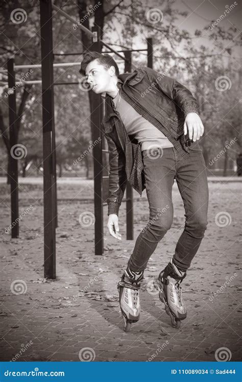 Kerel stock foto. Image of park, portret, asfalt, toevallig - 110089034
