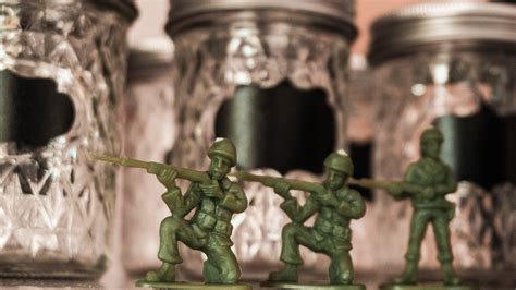 картинки : Игрушки, пластик, Солдат, старая школа, стакан, Банки, Чашки ...