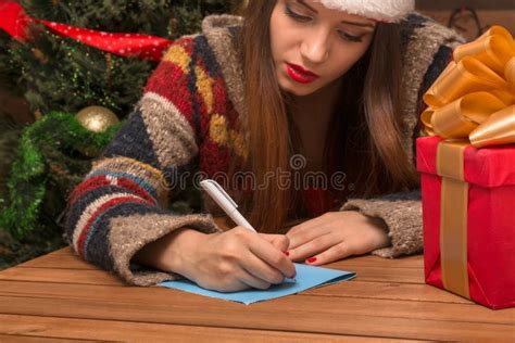 Красивая девушка писать поздравление Нового Года и рождества Стоковое ...