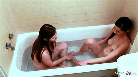 Elle a surpris sa demi-sœur mince nue dans son bain et l'a séduite au ...