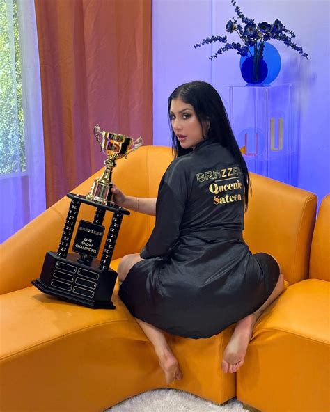 Queenie Sateen's feet