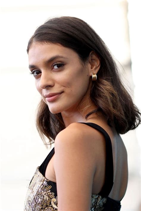 Laysla De Oliveira Age