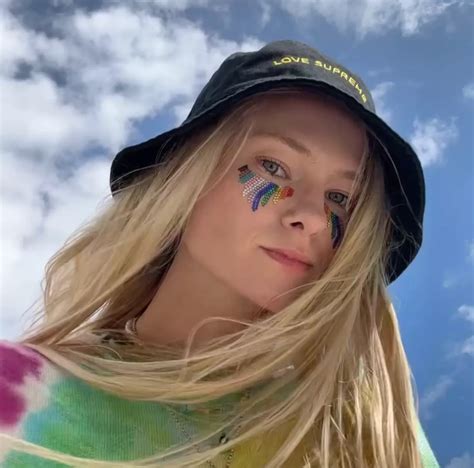 Bridgerton Star Jessica Madsen Announces She’s ‘In Love with a Woman ...