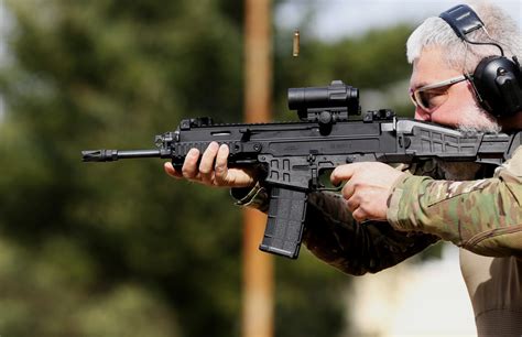 TEST: Útočná puška CZ BREN 2 | Armádní noviny