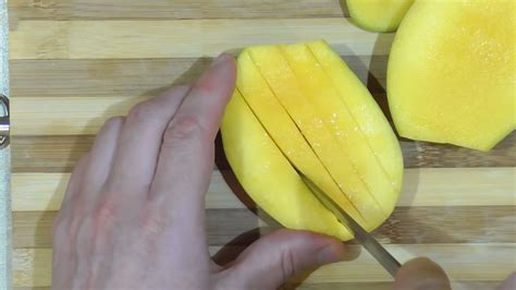 Как порезать манго с косточкой или без за 9 шагов