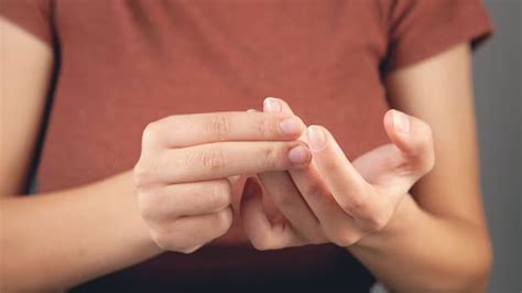 Can Hair Strands Pierce Your Skin And Cause Splinters? Hair Splinters ...