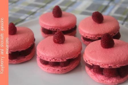 Шоколадное пирожное с малиной и арахисовым мороженым - пошаговый рецепт ...