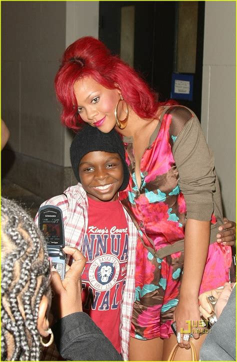 Rihanna: MTV Studios Fan Friendly!: Photo 2491302 | Rihanna Photos ...