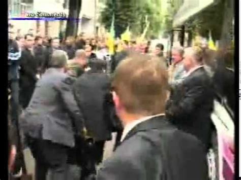 В Януковича кинули яйцо - он упал - YouTube