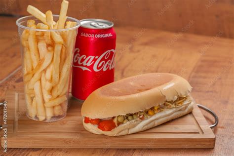 Combo Cachorro Quente E Refrigerante - Foto de Delicioso cachorro-quente grelhado em um restaurante Combo Hot ...