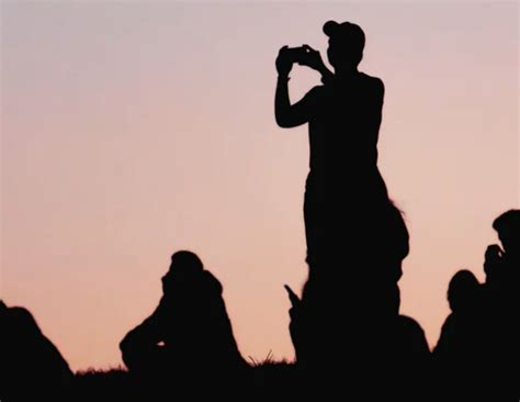 This Hungarian optical illusion photo went viral - which way is the guy