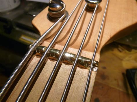 Латунный компенсированный порожек на Musicman — E B G D A E