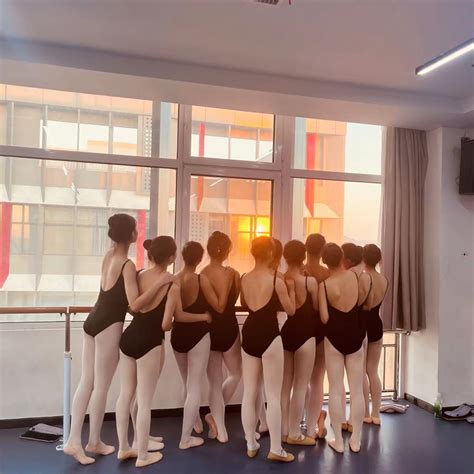 舞蹈生图集 艺考生 一字马 舞蹈生 艺考生 一字马 舞蹈生 舞蹈生摄影 @mrjhcj