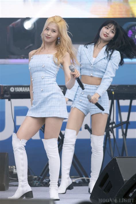 190517 Sana and Momo : r/twice